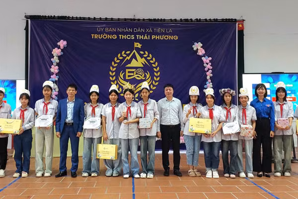 Ban tổ chức trao giải cho các đội thi.