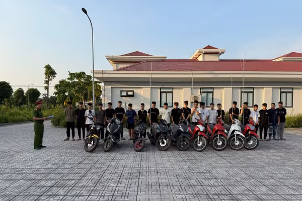 Các đối tượng cùng hung khí tại Cơ quan điều tra. Ảnh: Công an tỉnh Hưng Yên.