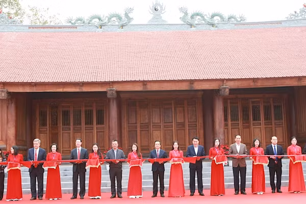 Các đại biểu thực hiện nghi thức cắt băng khánh thành.