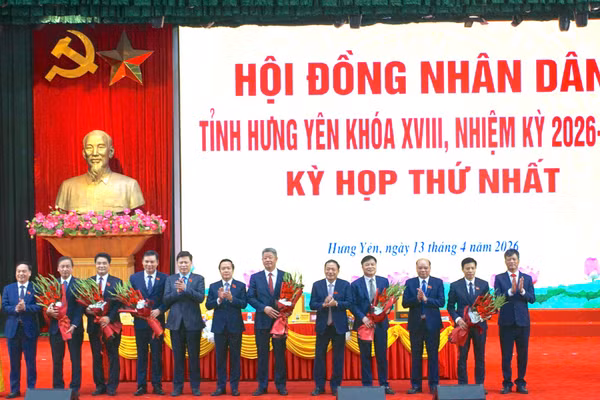 Lãnh đạo Tỉnh uỷ, HĐND tỉnh tặng hoa chúc mừng Chủ tịch và các Phó chủ tịch UBND tỉnh Hưng Yên.