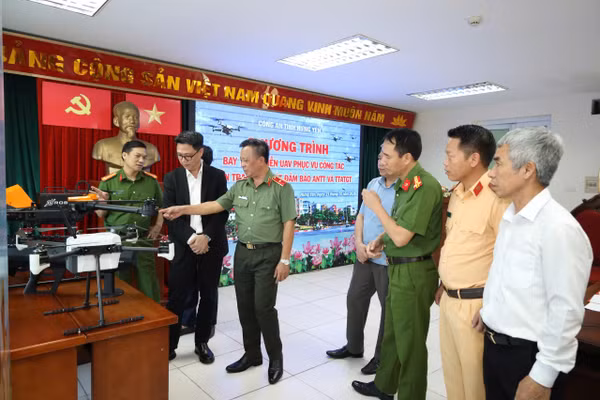 Đại diện Công ty Cổ phần GRobot giới thiệu đến lãnh đạo Công an tỉnh Hưng Yên và các đại biểu về các sản phẩm thiết bị bay không người lái (UAV).