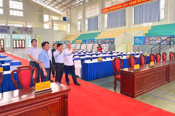 Lãnh đạo Sở GD&ĐT tỉnh Hưng Yên kiểm tra công tác chuẩn bị cho lễ khai mạc.