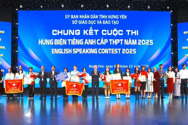 Ban tổ chức chúc mừng các đội đoạt giải.
