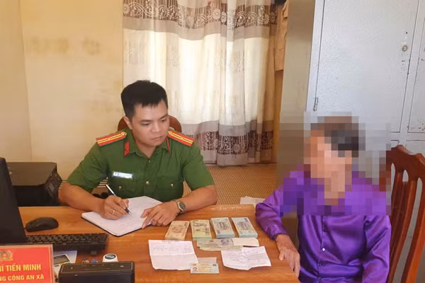 Cán bộ công an xã Đông Thái Ninh giải thích, cảnh báo cho bà S về thủ đoạn của kẻ lừa đảo. Ảnh: TG