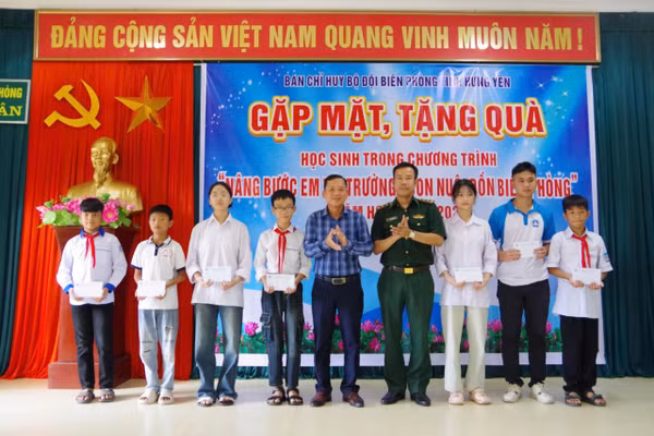 Lãnh đạo Ban chỉ huy Bộ đội Biên phòng tỉnh Hưng Yên và nhà hảo tâm trao quà cho học sinh.