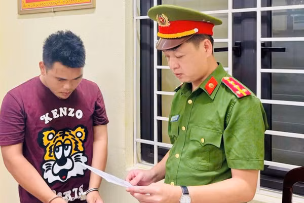 Cơ quan Công an tống đạt các quyết định tố tụng đối với Hà Văn Bằng. Ảnh: Công an tỉnh Hưng Yên