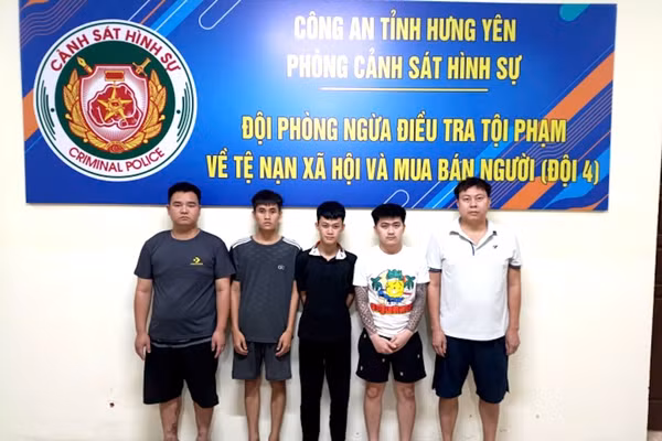 Các đối tượng tại cơ quan Công an. Ảnh: Công an tỉnh Hưng Yên cung cấp