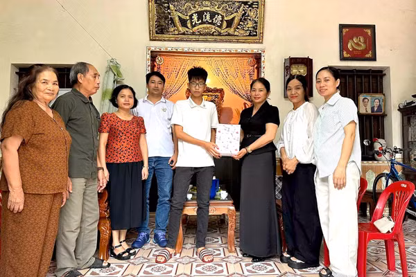 Thầy cô giáo Trường THPT Vũ Tiên trao quà, động viên học sinh có hoàn cảnh khó khăn.