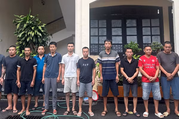 Các bị can tại Cơ quan Công an. Ảnh: Công an tỉnh Hưng Yên