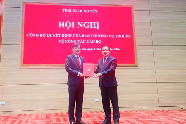 Ông Phạm Quang Ngọc, Bí thư Tỉnh ủy Hưng Yên trao quyết định cho ông Nguyễn Tuấn Phong. Ảnh: Ban Tuyên giáo Tỉnh ủy Hưng Yên