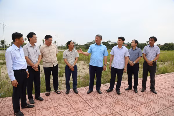 Ông Nguyễn Mạnh Quyền, Chủ tịch UBND tỉnh Hưng Yên kiểm tra công tác GPMB các dự án vào ngày 9/6. Ảnh: Tất Đạt