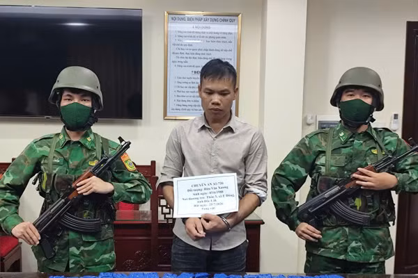 Hứa Văn Xương cùng tang vật tại cơ quan chức năng. Ảnh: Ban Chỉ huy BĐBP tỉnh Hưng Yên