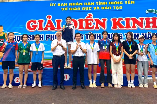 Lãnh đạo Sở GD&ĐT tỉnh Hưng Yên trao giải cho các vận động viên có thành tích xuất sắc.