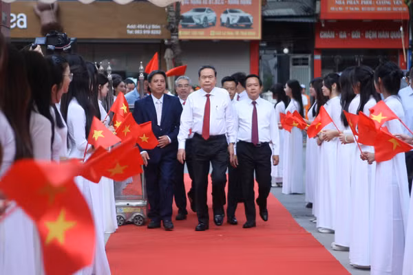 Học sinh Hưng Yên vinh dự chào đón Ủy viên Bộ Chính trị, Chủ tịch Quốc hội Trần Thanh Mẫn chung vui ngày khai giảng.