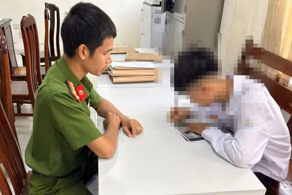 N.D.D tại cơ quan công an. Ảnh Công an tỉnh Hưng Yên.
