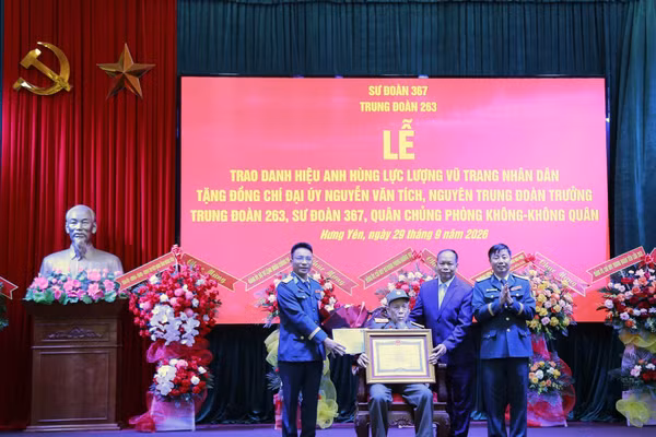 Thừa ủy quyền của Chủ tịch nước, Đại tá Đặng Hồng Tuân - Sư đoàn trưởng Sư đoàn 367 trao danh hiệu “Anh hùng LLVT nhân dân” cho Đại uý Nguyễn Văn Tích.