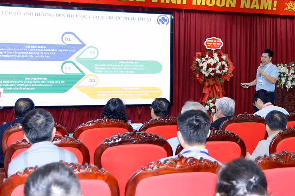 ThS.BS. Hoàng Tuấn (Trung tâm Ghép tạng, Bệnh viện Hữu nghị Việt Đức) báo cáo khoa học tại hội thảo.