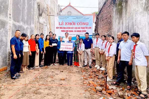 Trường THCS Nguyễn Thiện Thuật đã trao 50 triệu đồng hỗ trợ đợt 1 cho gia đình bà Trần Thị Lan.