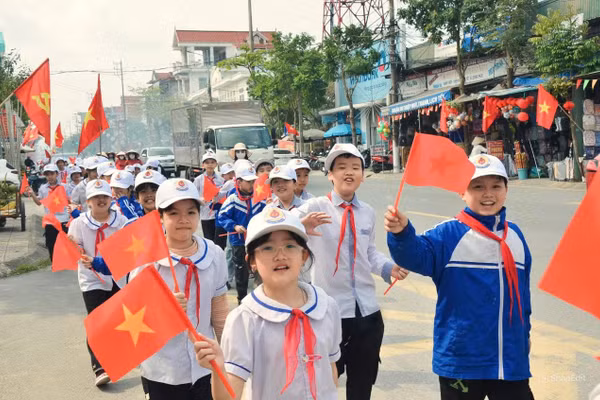 Học sinh các trường học trên địa bàn xã Hưng Hà diễu hành.