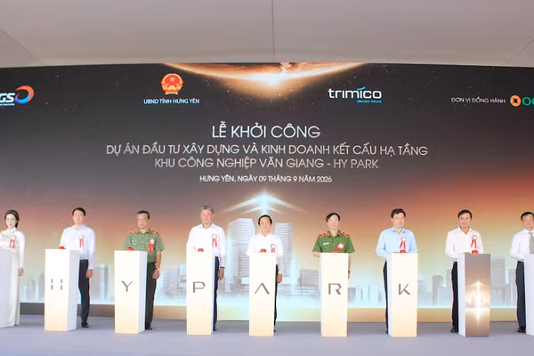 Các đại biểu thực hiện nghi thức khởi công dự án.