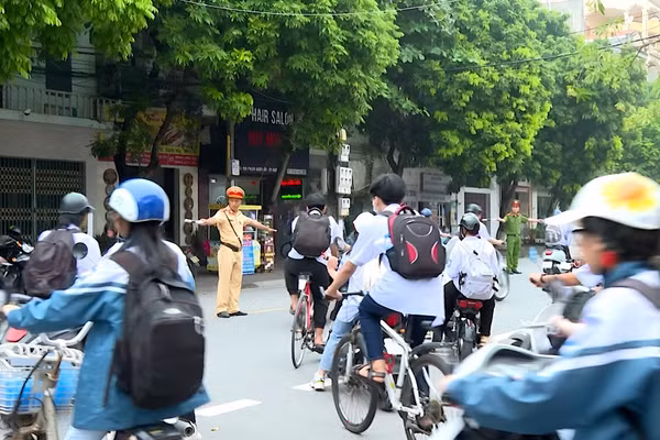 Lực lượng CSGT, Công an tỉnh Hưng Yên điều tiết giao thông tại khu vực cổng trường. 