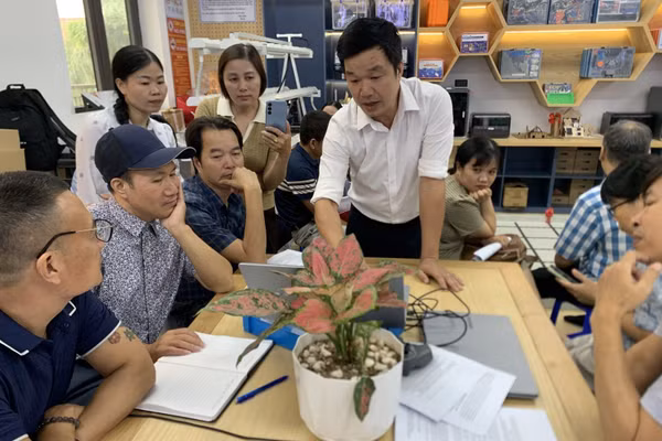 Giáo viên trao đổi, chia sẻ kinh nghiệm đổi mới phương pháp dạy học, nâng cao hiệu quả triển khai giáo dục STEM.