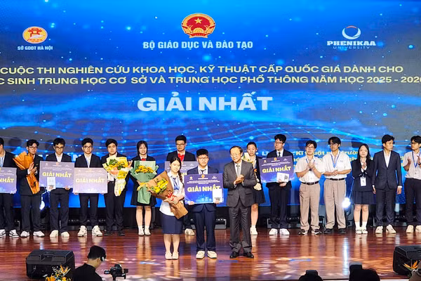 Thứ trưởng Thường trực Bộ GD&ĐT Phạm Ngọc Thưởng, Trưởng Ban chỉ đạo cuộc thi trao giải nhất. Ảnh: NTCC