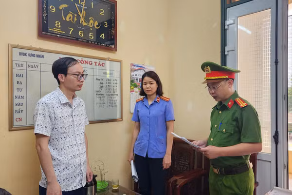 Cơ quan điều tra thi hành Quyết định tố tụng. (Ảnh: Công an tỉnh Hưng Yên)