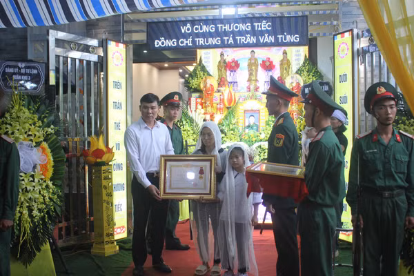 Thừa ủy quyền của Chủ tịch nước, Phó Chủ tịch UBND tỉnh Hưng Yên Nguyễn Lê Huy trao Huân chương Dũng cảm truy tặng Trung tá Trần Văn Tùng cho thân nhân Trung tá Tùng.