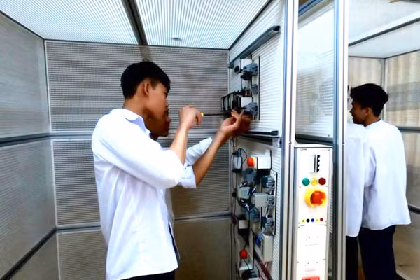 Sinh viên ngành điện tử thực tập trong giờ thực hành.