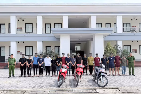 Nhóm thanh thiếu niên tại Cơ quan Công an. Ảnh: Công an tỉnh Hưng Yên