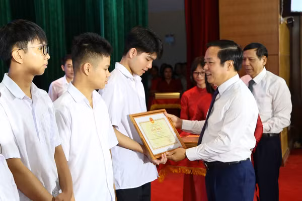 Ông Phạm Quang Ngọc, Bí thư Tỉnh ủy Hưng Yên trao Bằng khen của Bộ trưởng Bộ GD&ĐT tặng các học sinh.