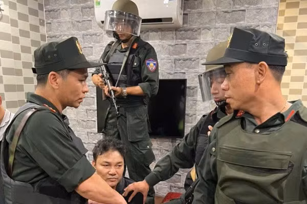 Lực lượng Công an bắt giữ Dũng "Mắm". Ảnh: Công an tỉnh Hưng Yên cung cấp