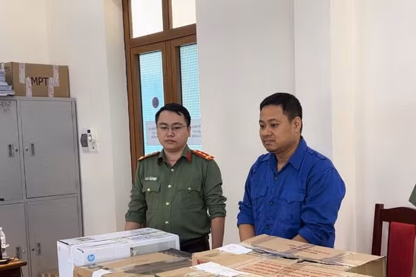 Bị can Vũ Đức Hinh tại cơ quan công an. Ảnh Công an Hưng Yên.