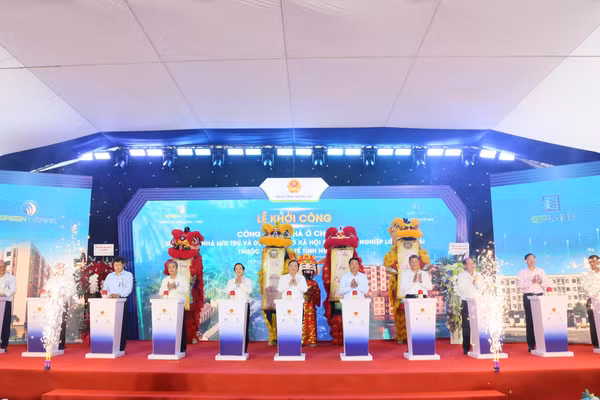 Các đại biểu thực hiện nghi thức khởi công Dự án đầu tư xây dựng Khu nhà ở xã hội phục vụ công nhân, người lao động Khu công nghiệp Liên Hà Thái. Ảnh: Tất Đạt