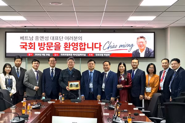 Đoàn công tác tỉnh Hưng Yên gặp gỡ Nghị sĩ Quốc hội Park Jeong-ha. Ảnh: Cổng thông tin tỉnh Hưng Yên