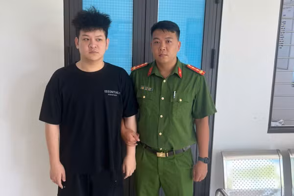CHEN YUSEN (quốc tịch Trung Quốc) tại Cơ quan Công an. Ảnh: Công an tỉnh Hưng Yên