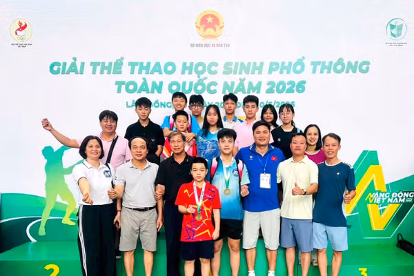 Đoàn Thể thao học sinh phổ thông tỉnh Hưng Yên chụp ảnh lưu niệm.