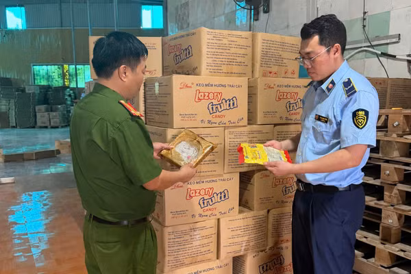 Lực lượng chức năng kiểm tra thực tế sản phẩm. Ảnh: Công an tỉnh Hưng Yên