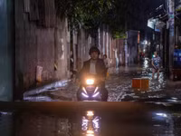 Mưa lớn cùng triều cường khiến nhiều nơi tại TPHCM ngập lớn. 