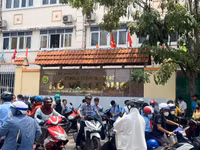 Cổng trường THCS Hồ Văn Long, phường Bình Tân, TPHCM trưa 16/9. Ảnh: P.N