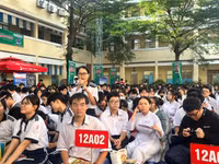 Học sinh Trường THPT Võ Thị Sáu đặt câu hỏi cho các chuyên gia tư vấn nghề nghiệp. Ảnh: P.N