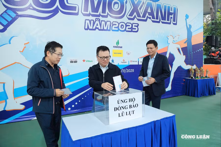 Các đại biểu hưởng ứng ủng hộ đồng bào miền Trung và Tây Nguyên đang bị ảnh hưởng nghiêm trọng bởi mưa lũ.