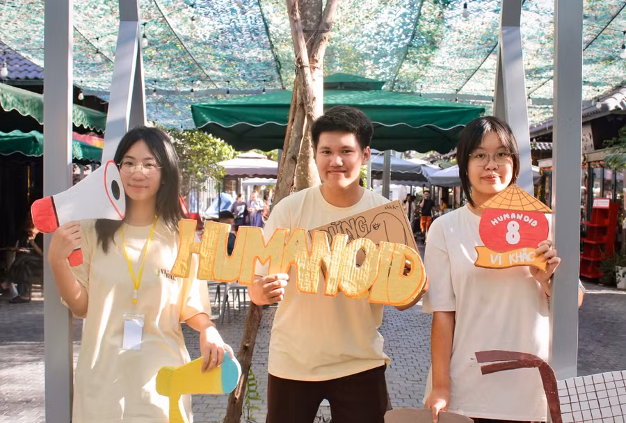 ban-to-chuc-du-an-humanoid-chup-anh-luu-niem-tai-cuoc-dua.jpg
