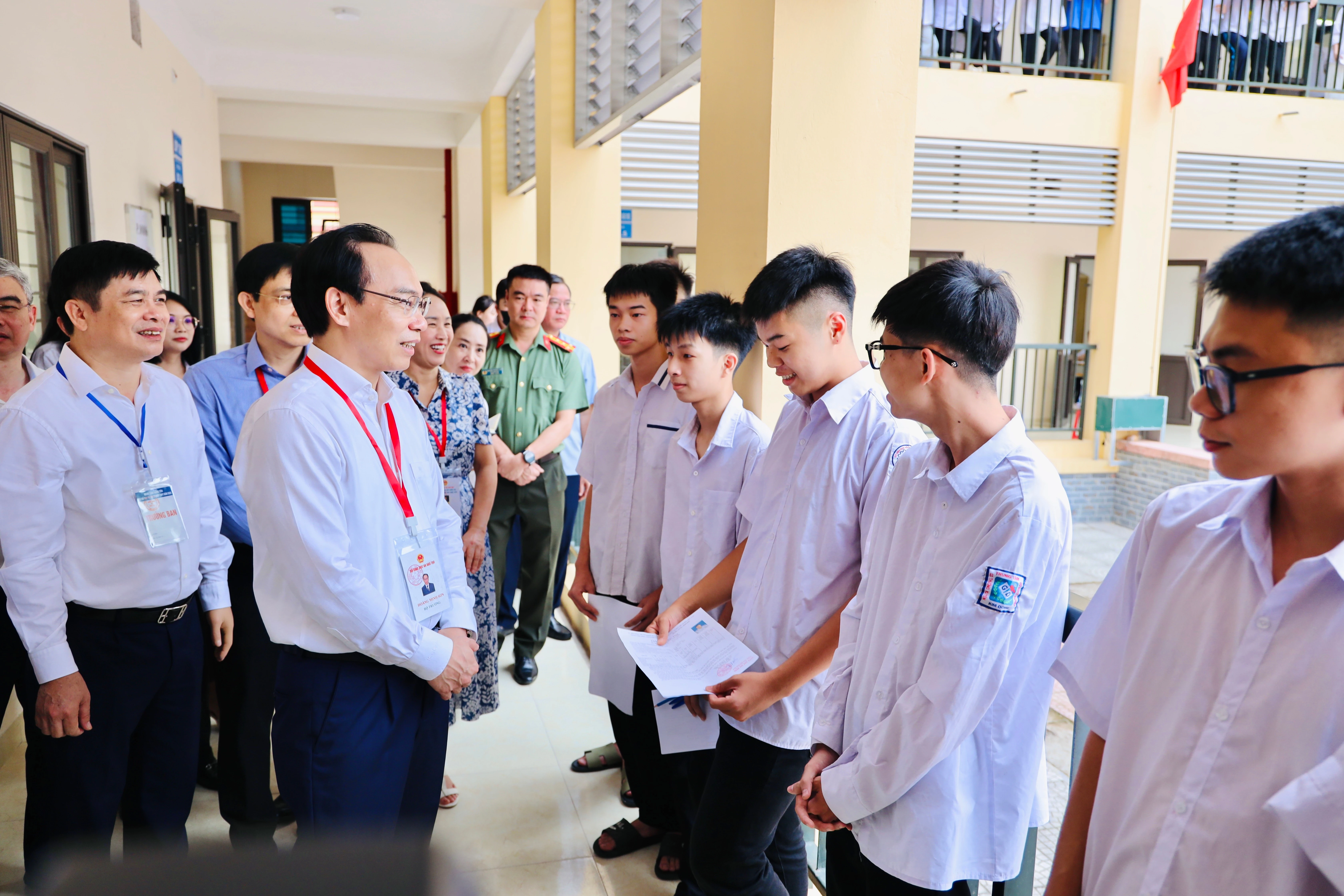 Bộ trưởng Hoàng Minh Sơn trò chuyện, động viên các thí sinh tại Điểm thi Trường THPT Kim Động (Hưng Yên).
