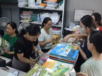 Phụ huynh TPHCM mua sách giáo khoa dịp trước ngày khai giảng.