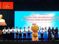 Thứ trưởng Phạm Ngọc Thưởng tặng hoa chúc mừng hội nghị.