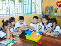 Hoạt động học tập của học sinh Trường Tiểu học Thuận Kiều (phường Đông Hưng Thuận).