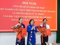 Bà Nguyễn Thị Nhật Hằng (bìa trái) nhận quyết định bổ nhiệm làm Giám đốc Học viện Cán bộ TPHCM. 