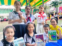 Học sinh Trường Tiểu học Thuận Kiều (phường Đông Hưng Thuận) hân hoan trong ngày tựu trường.
